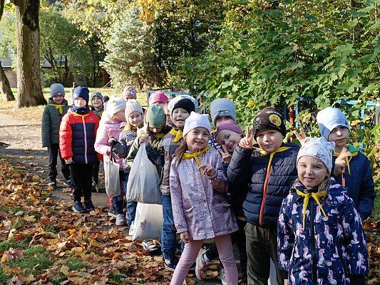 BIEDRONKI  W  POSZUKIWANIU  JESIENNYCH  SKARBÓW  W  PARKU